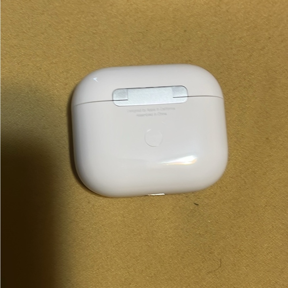 Apple AirPods with Charging Case - White - Picture 6 of 8